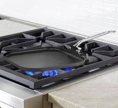 Cuisinart gril en usage sur la cuisinière avec aliments pour démontrer répartition homogène de la chaleur