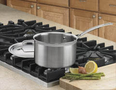 Cuisinart gros plan du couvercle et bec anti-goutte pour versements propres