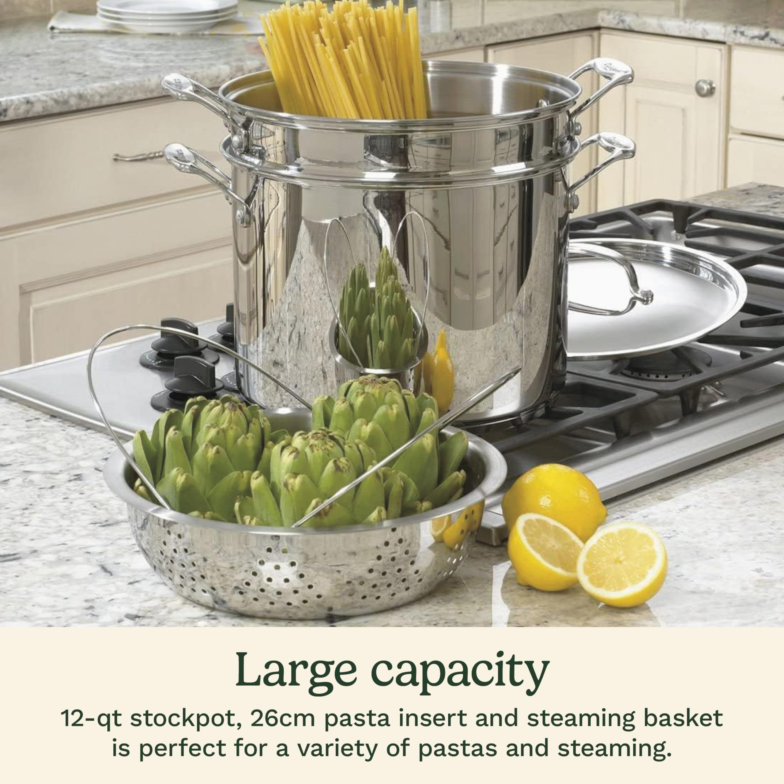 Cuisinart insert pour pâtes levé au-dessus de la marmite pour un égouttage simple