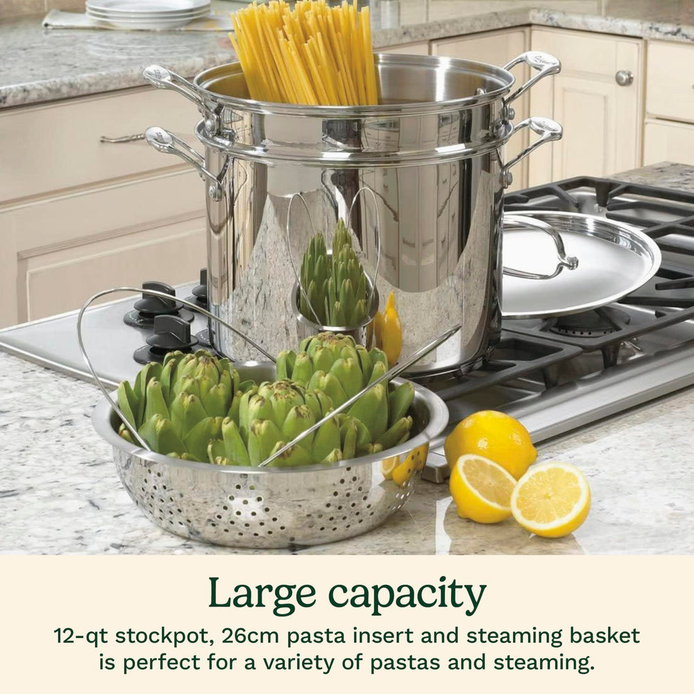 Cuisinart insert pour pâtes levé au-dessus de la marmite pour un égouttage simple
