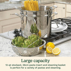 Cuisinart insert pour pâtes levé au-dessus de la marmite pour un égouttage simple