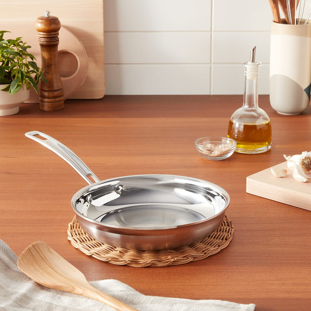 Cuisinart MultiClad Pro 8" comparaison de taille à une assiette pour visualiser l'échelle