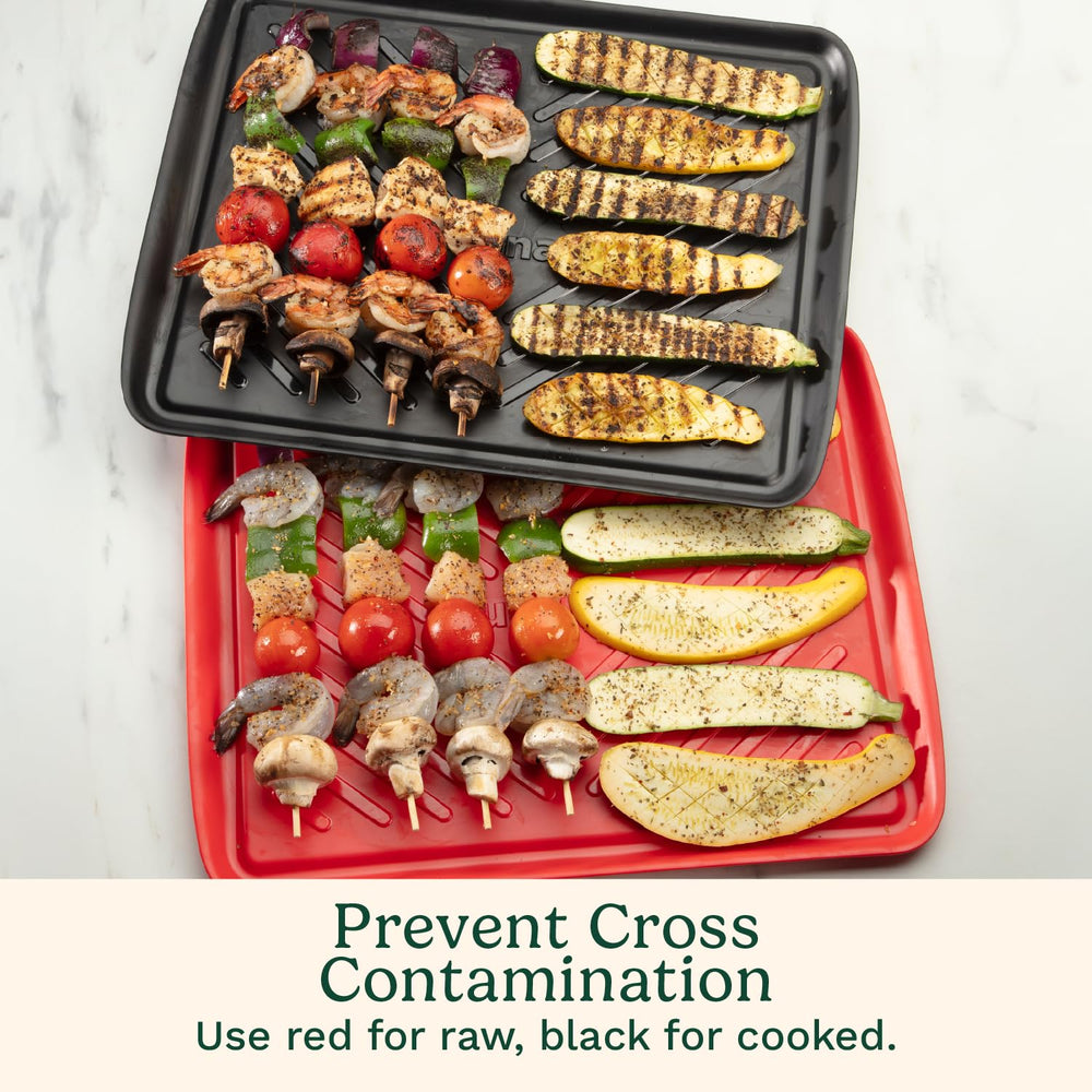 Cuisinart plateau rouge en train d’être porté vers le grill pour sécurité