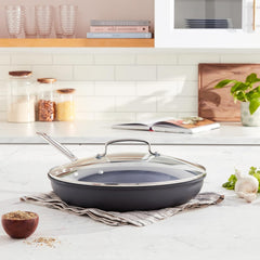 Cuisinart poêle en situation sur table servie pour plusieurs personnes, gain de temps