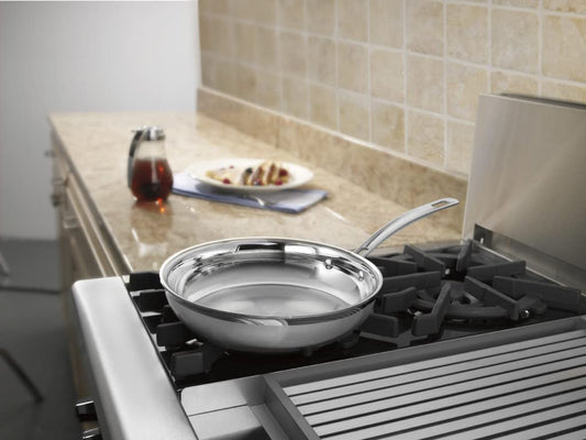 Cuisinart détail de la poignée rivetée offrant solidité et prise sûre