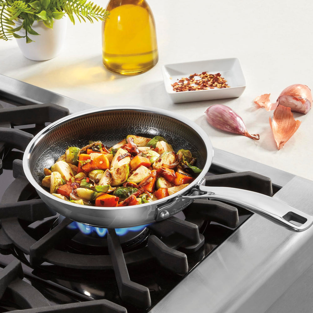 Cuisinart gros plan surface hybride montrant pics inox et vallées céramiques pour saisir