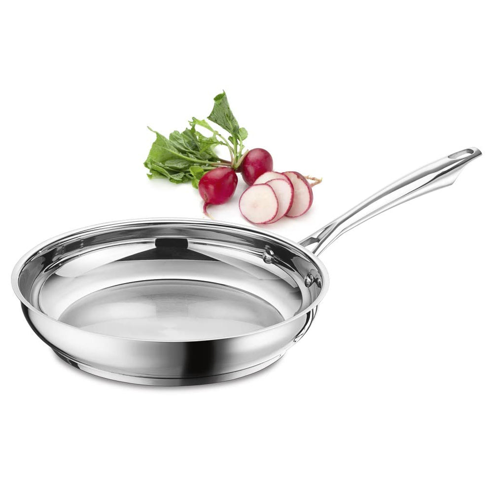 Cuisinart poêle avec couvercle en verre en usage, scelle saveurs pour cuisiner