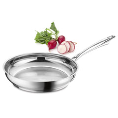 Cuisinart poêle avec couvercle en verre en usage, scelle saveurs pour cuisiner
