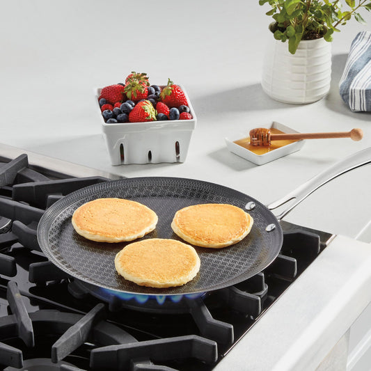 Cuisinart gros plan sur crêtes en inox montrant saisie et brunissement