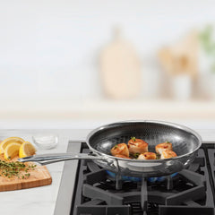Cuisinart profil de la poêle montrant épaisseur tri-ply pour chaleur homogène