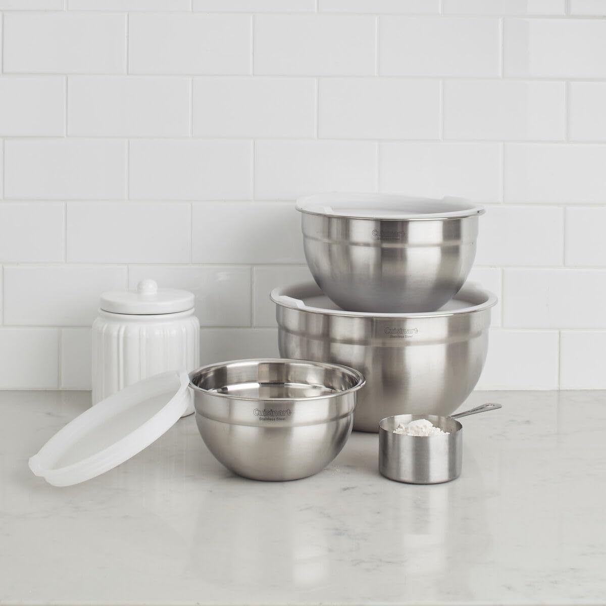 Cuisinart saladier présenté sur table prêt à servir salade élégant et fonctionnel