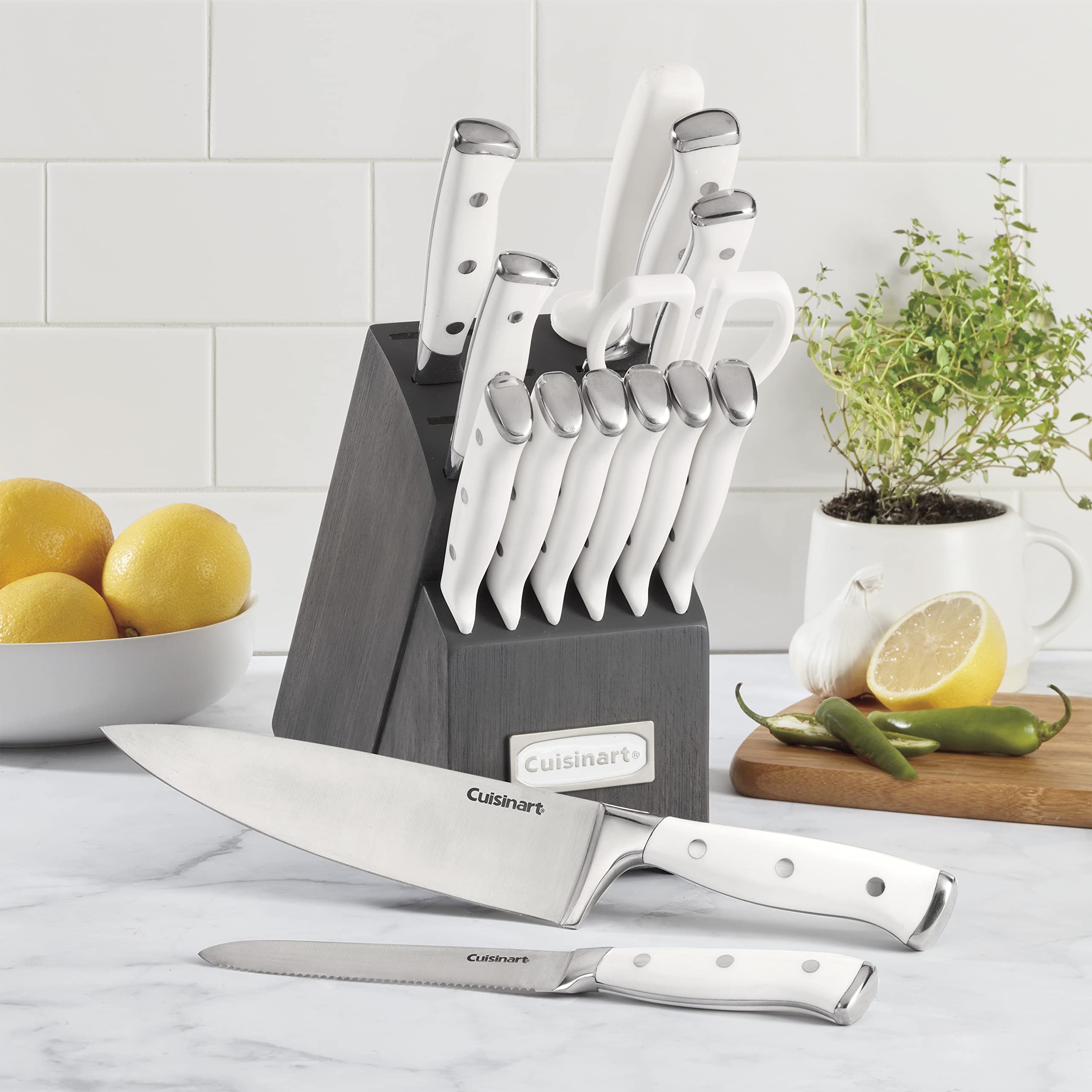 Cuisinart couteau en action découpant des légumes illustrant contrôle et confort