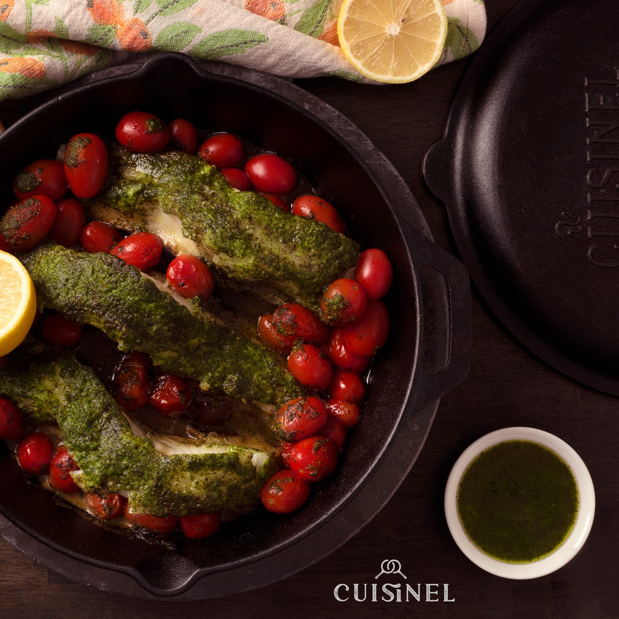 Cuisinel poêle à côté d'une assiette montrant échelle et capacité pratique