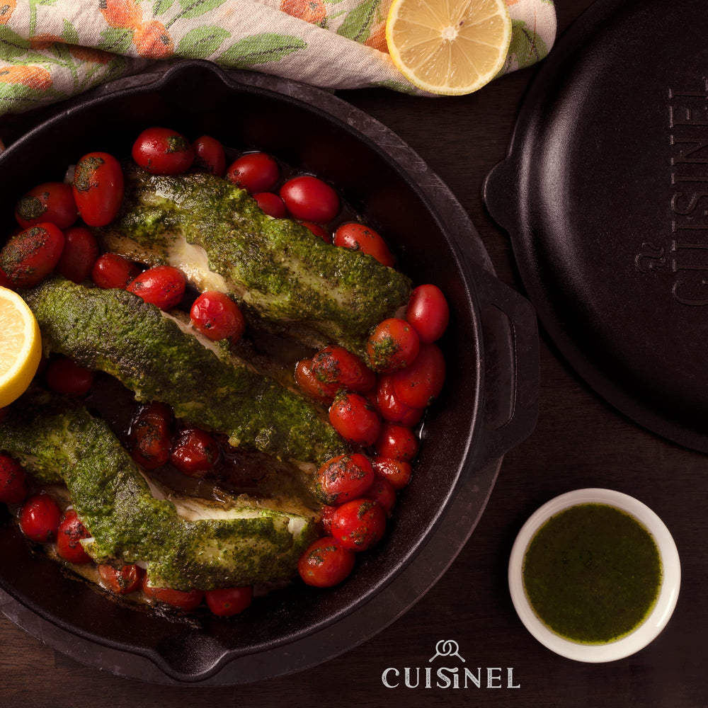 Cuisinel poêle à côté d'une assiette montrant échelle et capacité pratique