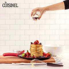Cuisinel comparaison taille avec main pour visualiser diamètre pratique et maniabilité