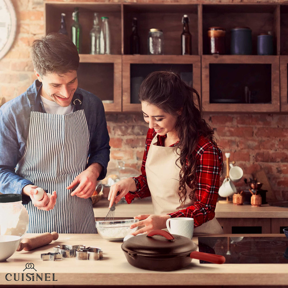 Cuisinel poêle taille comparée à une main pour visualiser dimensions et capacité