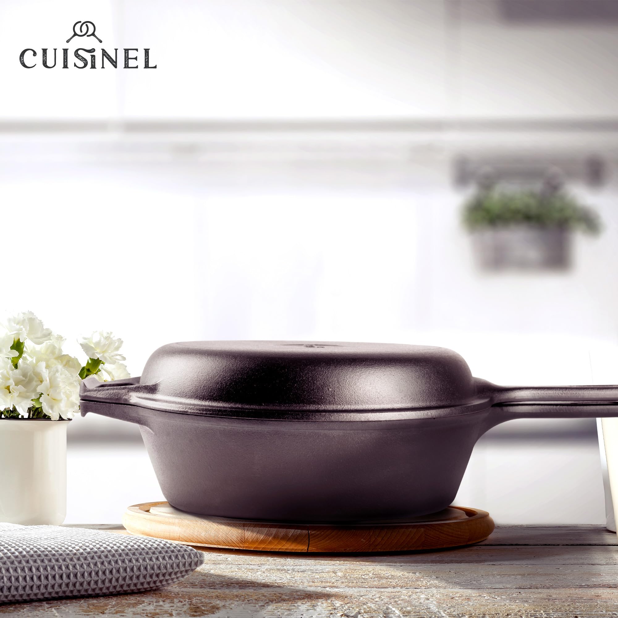 Cuisinel poêle présentée en table dressée pour service rustique et durable