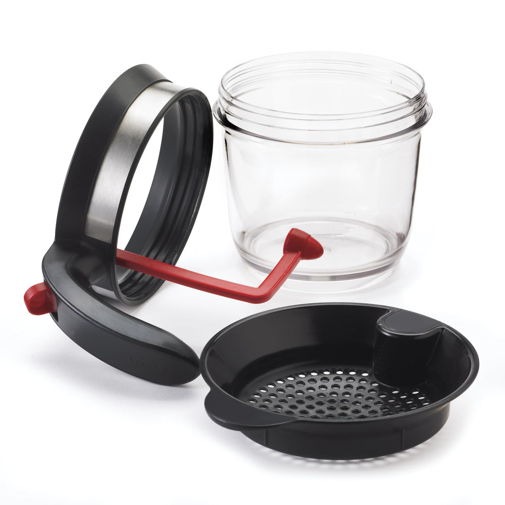 Cuisipro séparateur en cuisine en usage illustrant la vidange inférieure pour verser sans renverser