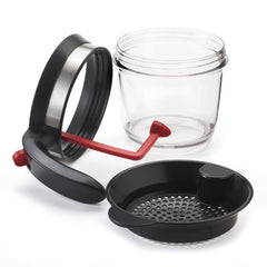 Cuisipro séparateur en cuisine en usage illustrant la vidange inférieure pour verser sans renverser