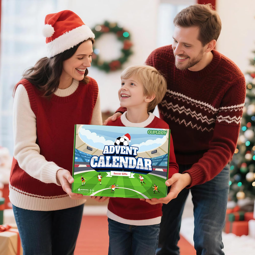 Deux adultes et un enfant tenant ensemble le coffret du calendrier de l’Avent football CUPLOOV.
