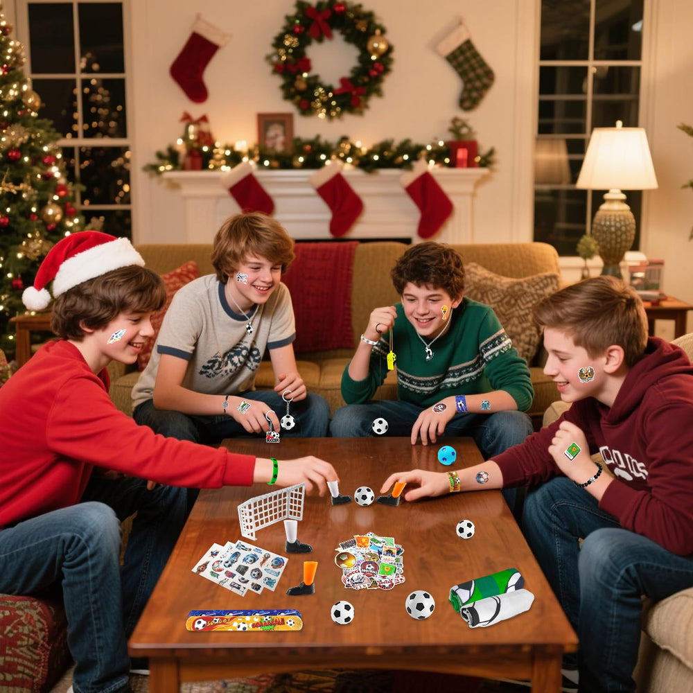 Quatre jeunes autour d’une table avec mini-jeu de football, balles et accessoires CUPLOOV, dans un décor de Noël.
