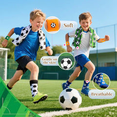 Deux enfants courant sur un terrain de football avec bracelets, chaussettes et serviettes à motifs de ballon.