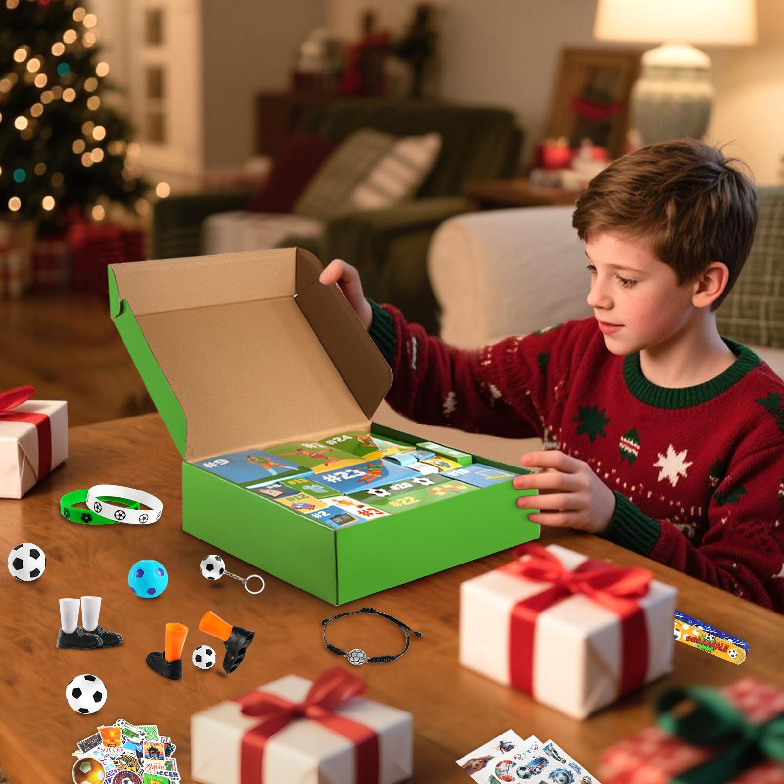 Enfant ouvrant le coffret vert CUPLOOV à cases numérotées, avec les accessoires football disposés sur la table.