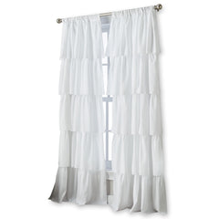 Curtainworks gros plan sur volants horizontaux révélant texture douce