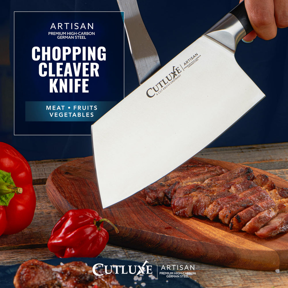 Cutluxe cleaver en usage découpant une pièce de viande, coupe fluide