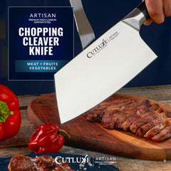 Cutluxe cleaver en usage découpant une pièce de viande, coupe fluide