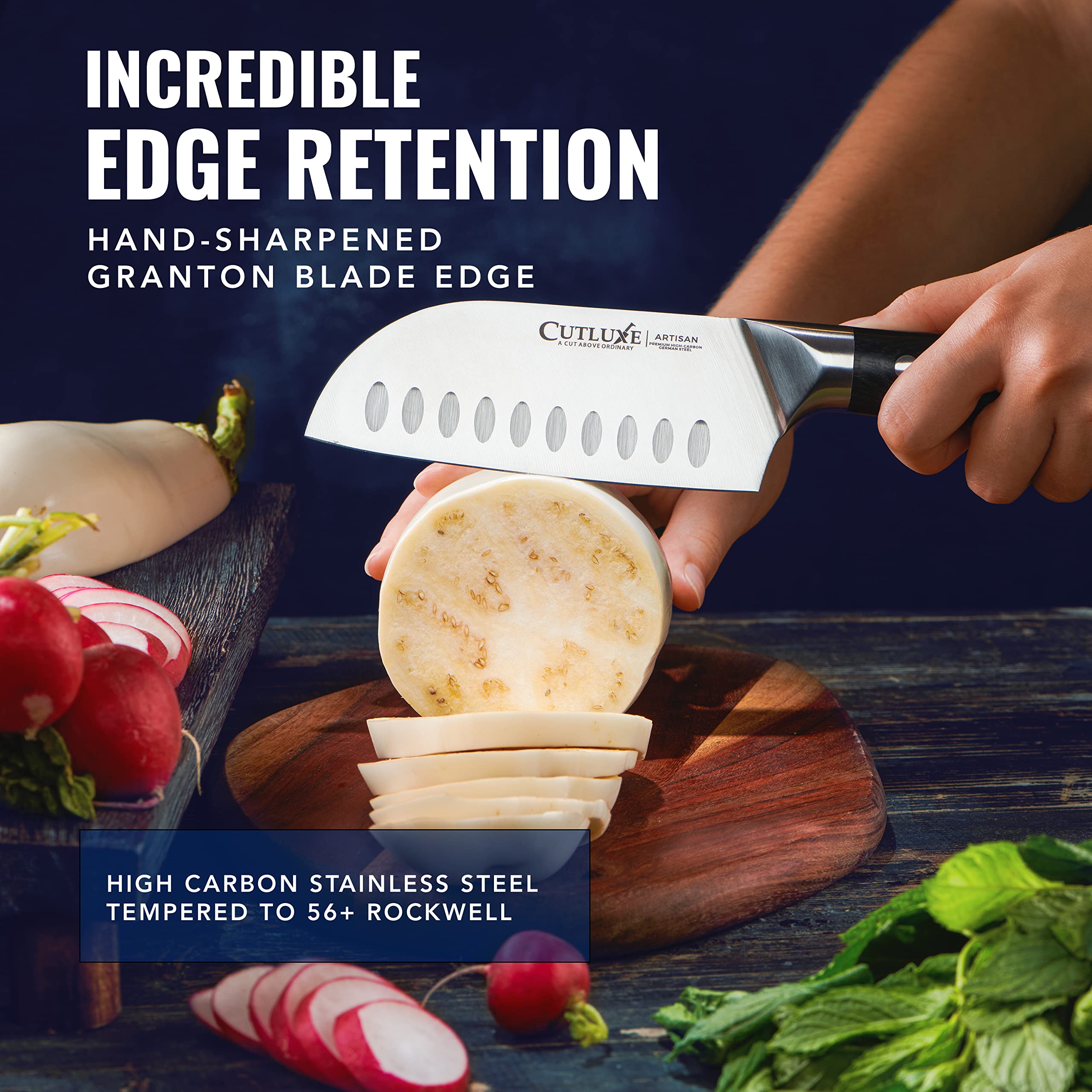 Cutluxe santoku posé à côté d'une règle pour comparer taille et contrôle