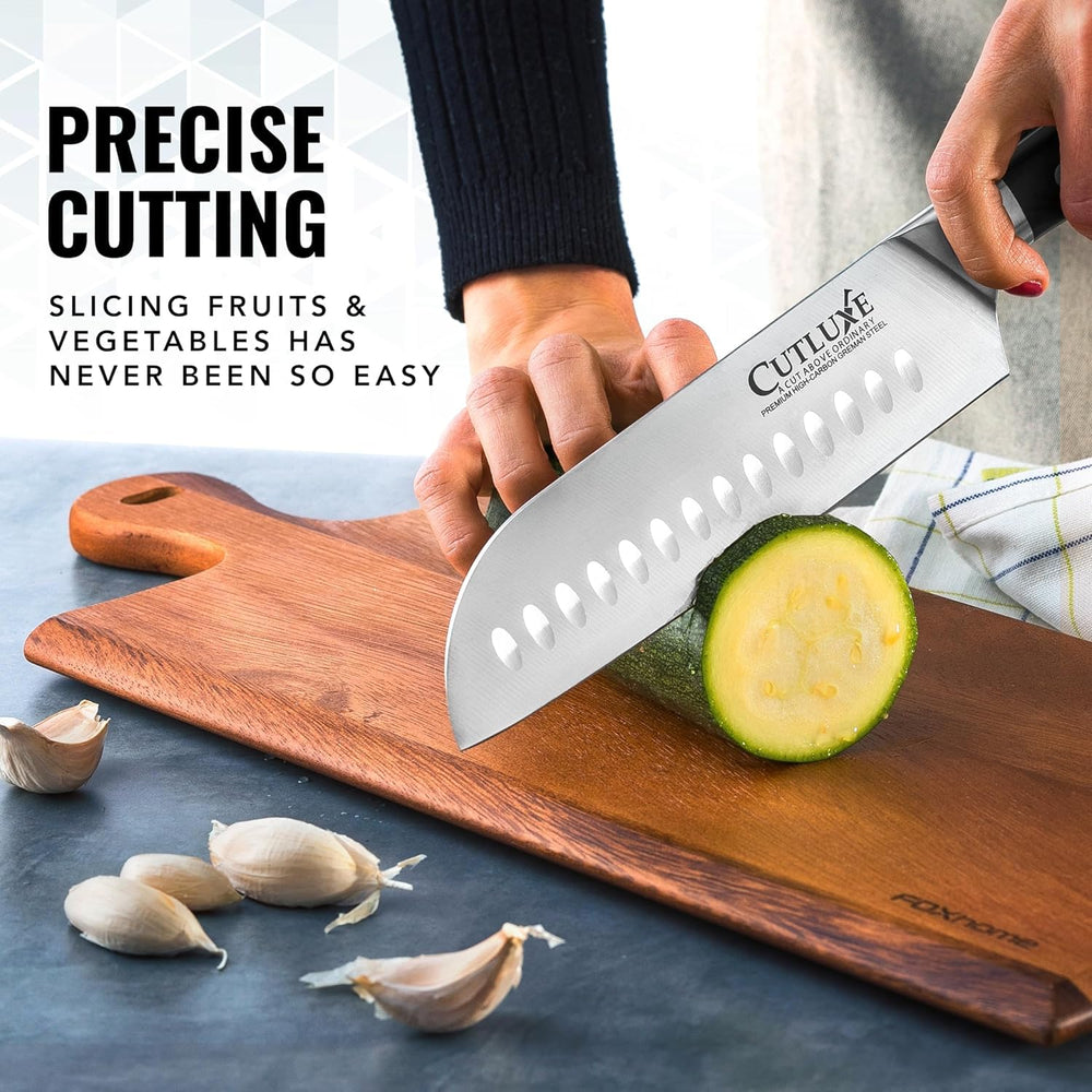 Cutluxe couteau en action découpant légumes pour gain de temps