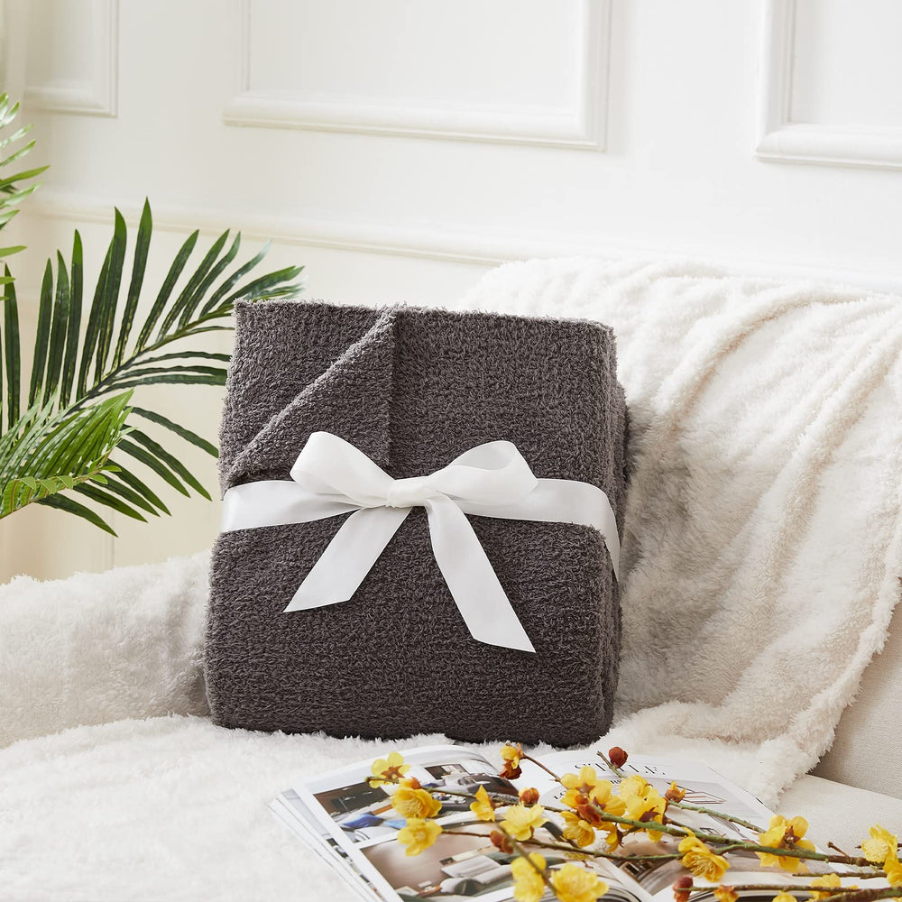 CYMULA plaid drapé sur canapé apportant chaleur et protection du mobilier