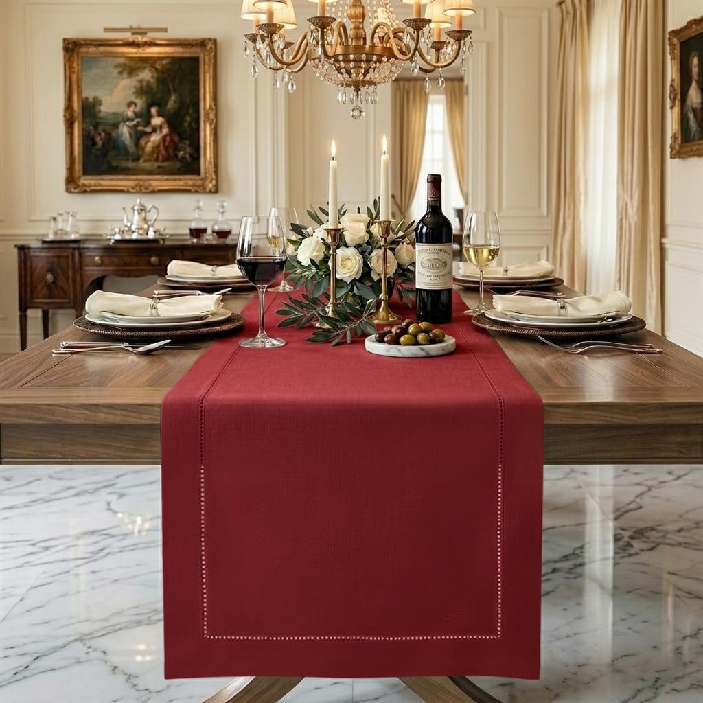 D'Moksha Homes chemin de table rouge posé sur table, ajoute élégance instantanée