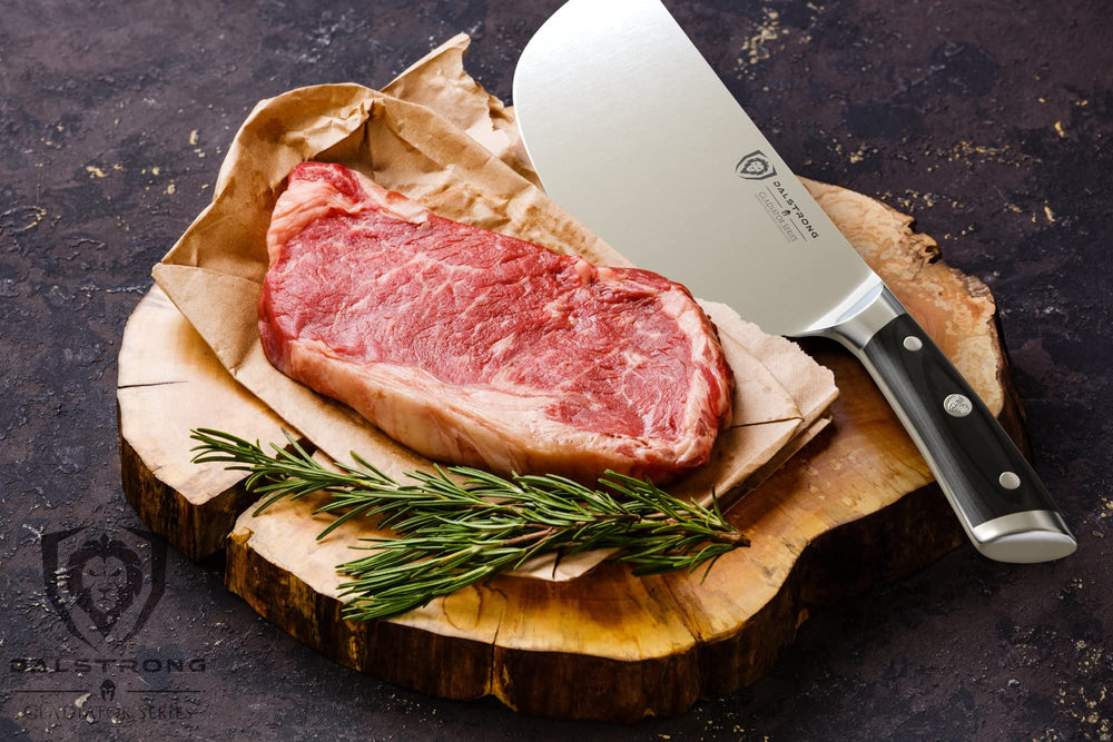 Dalstrong Ravager à côté d'une cleaver 7" montrant différence d'échelle
