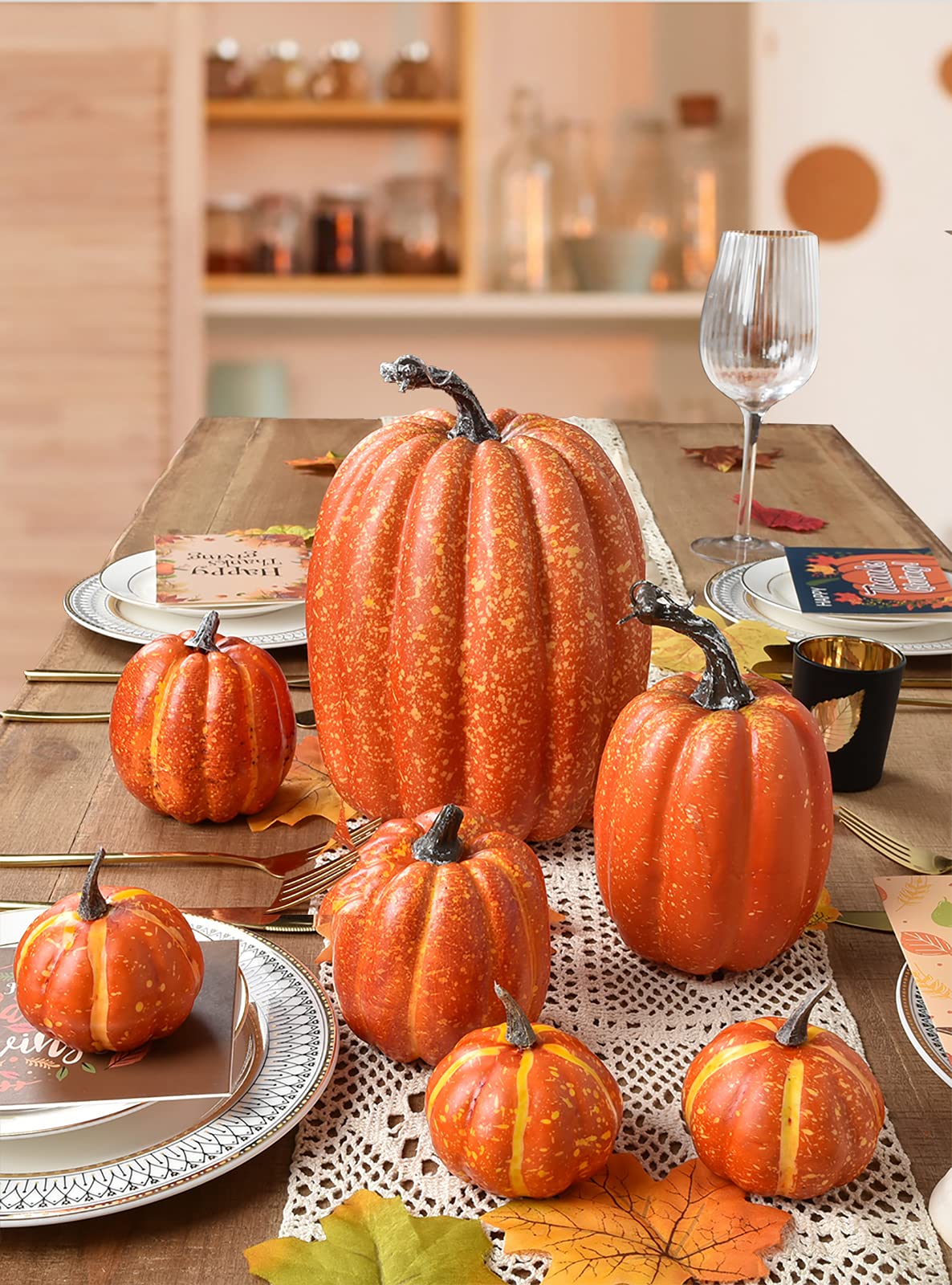 DearHouse trois citrouilles disposées sur table pour centre de table festif