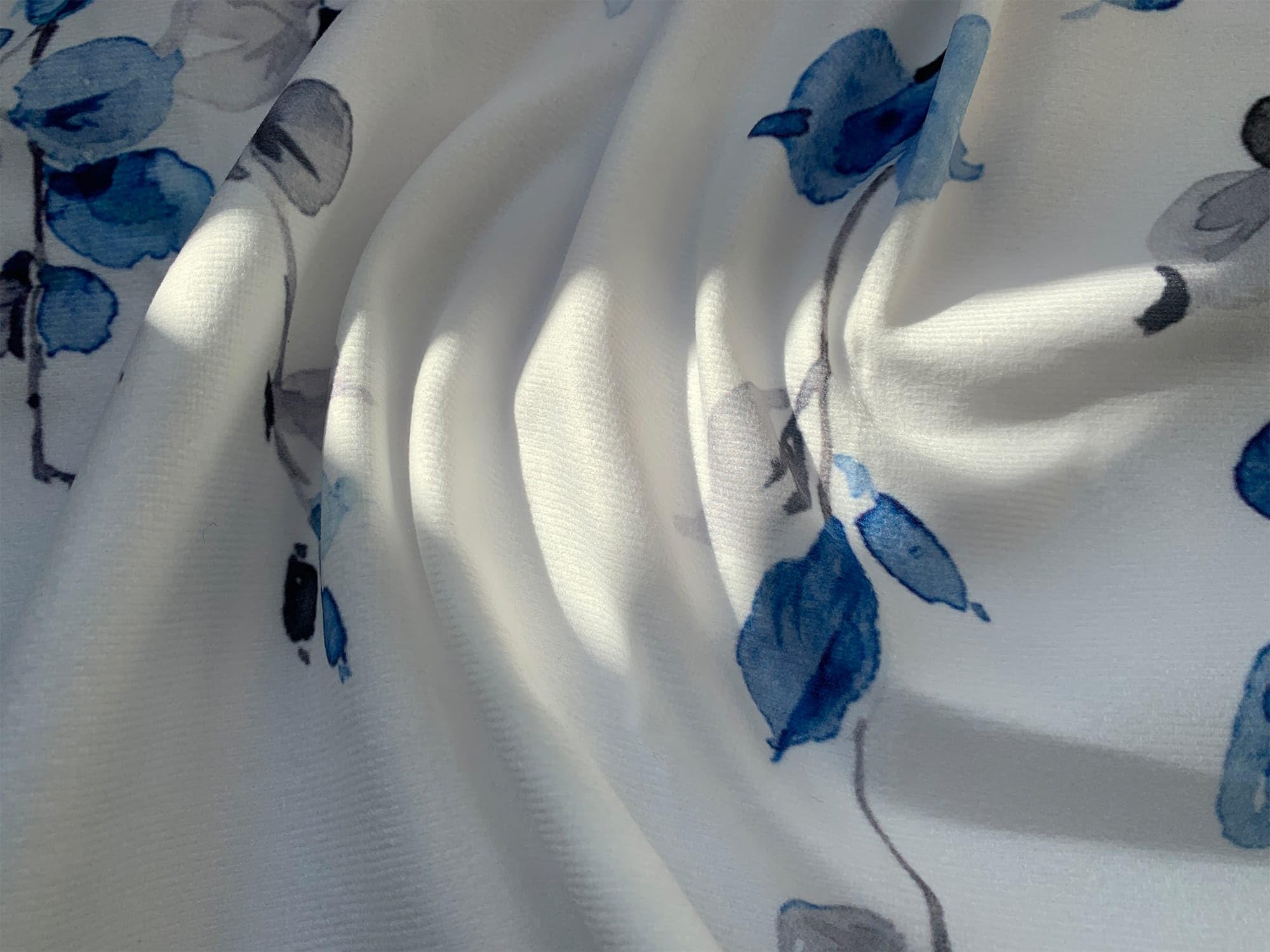 debraleye lambrequin dans chambre stylée illustrant ambiance apaisante et lumière filtrée
