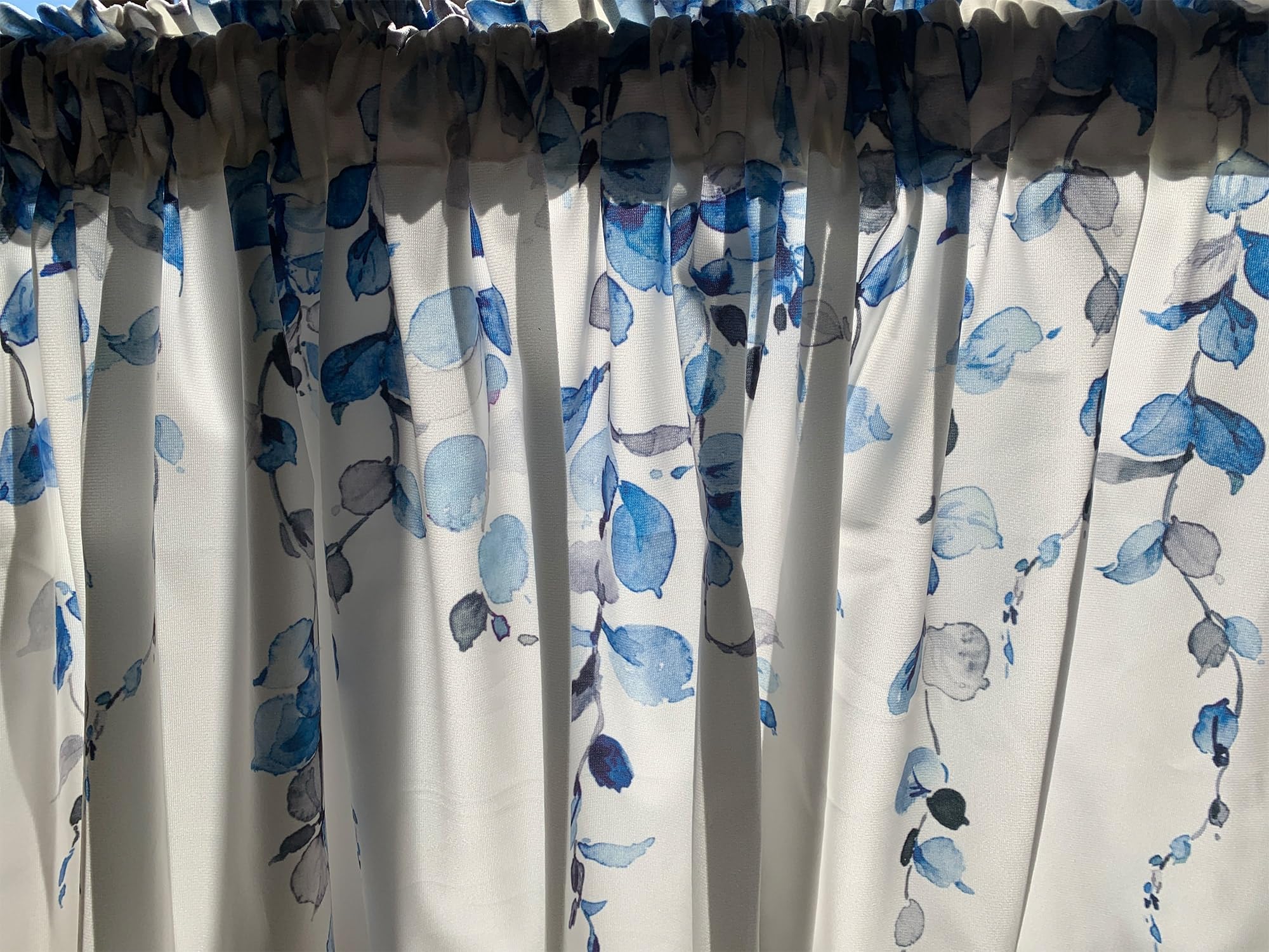 debraleye détail motif feuilles aquarelle avec couleurs vives et rendu durable