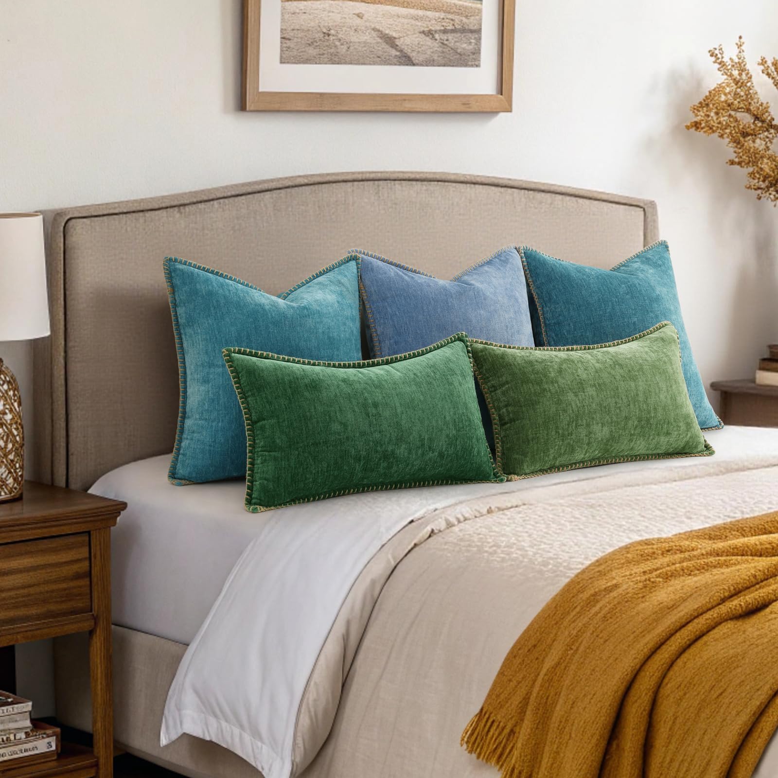 decorUhome housses disposées sur un lit apportant chaleur et cohérence