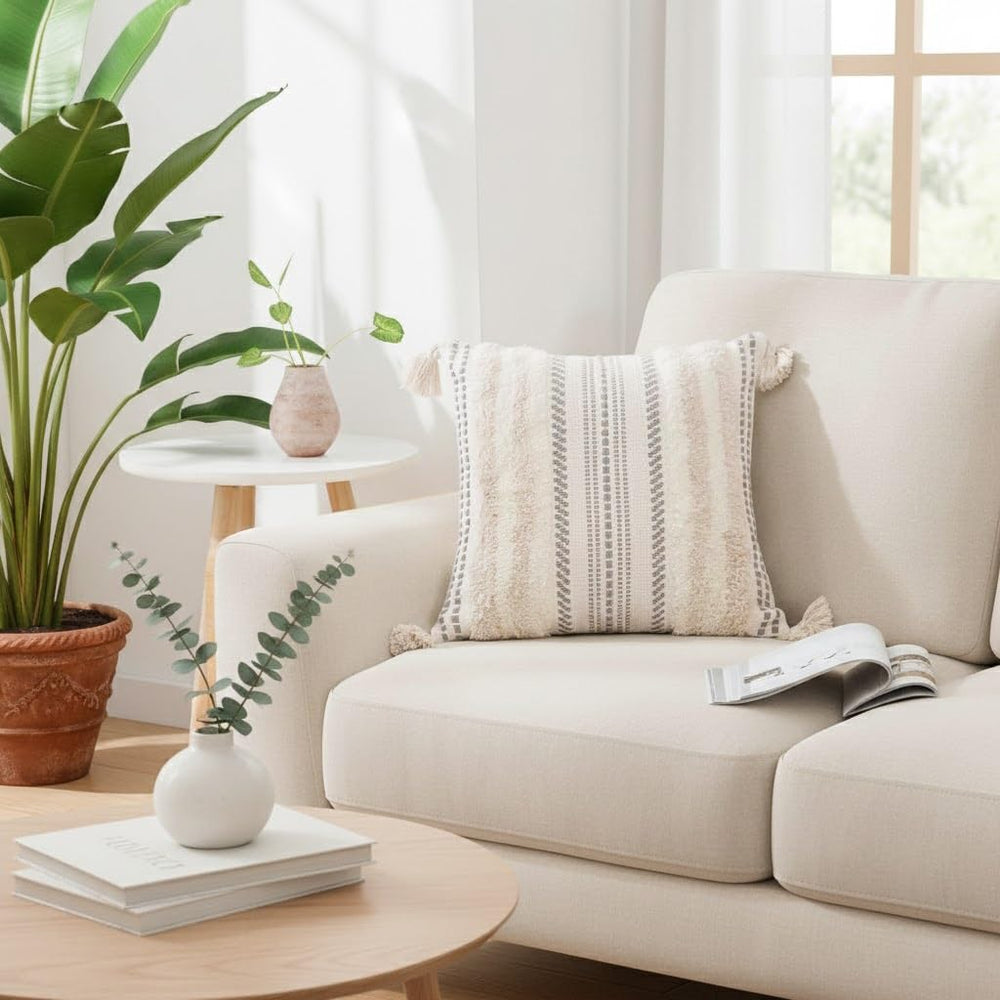 decorUhome pompons faits main ajoutant charme artisanal et finition