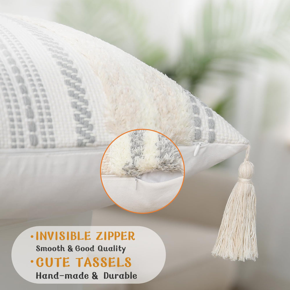 decorUhome main touchant tissu avant illustrant douceur et qualité