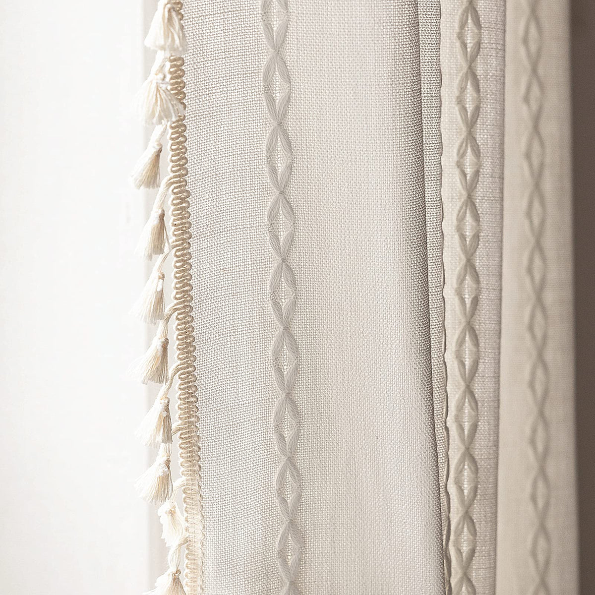 Deeprove rideau boho face entière montrant broderie et tombé élégant