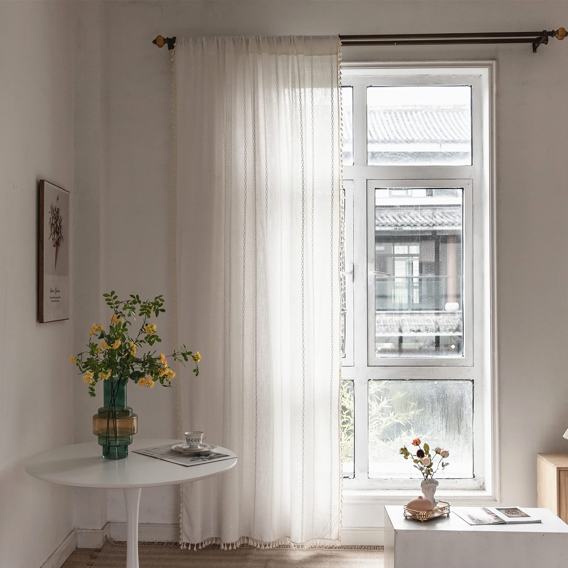 Deeprove rideau à côté d'une chaise pour visualiser taille et échelle