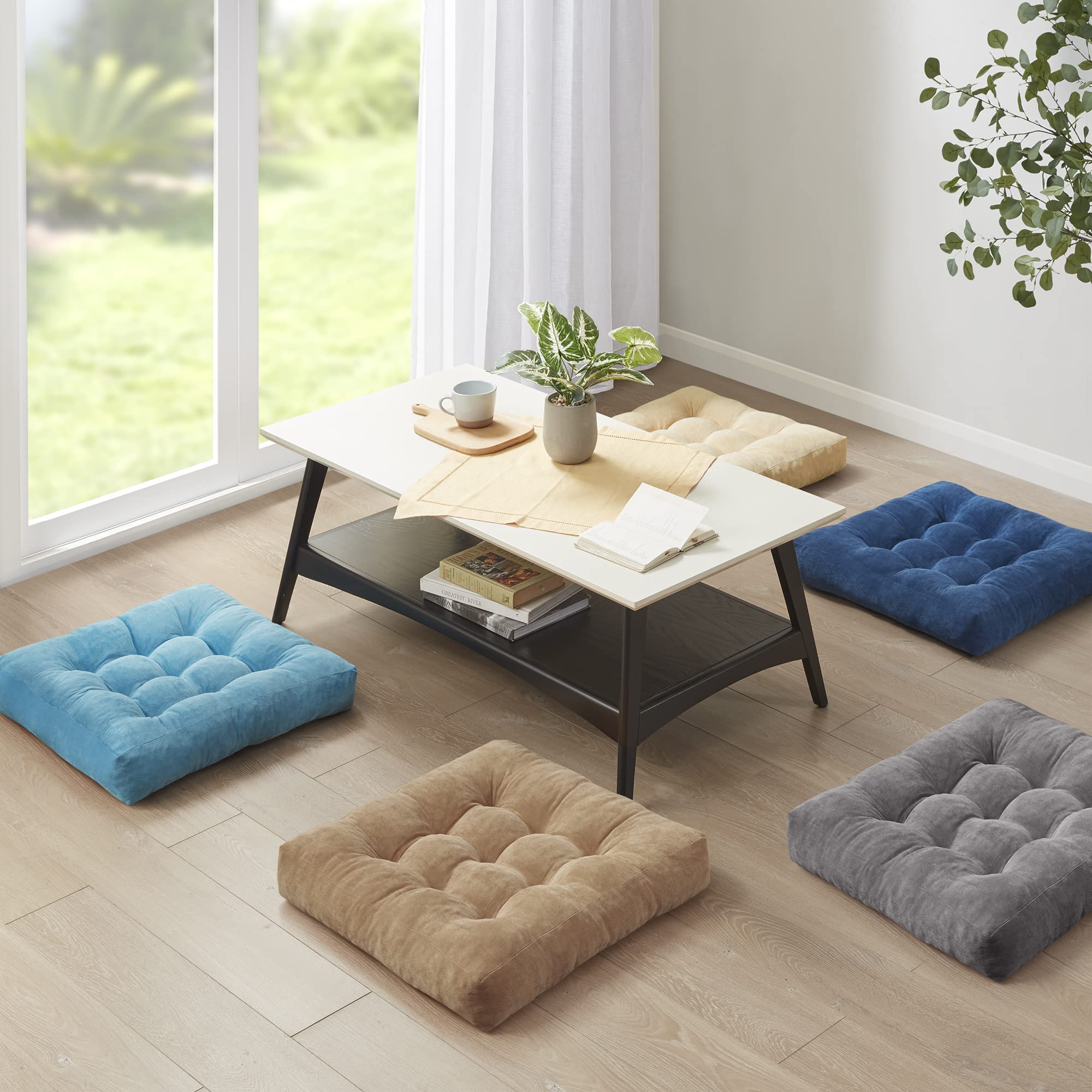 Degrees of Comfort coussins disposés dans un salon créant coin cosy partagé