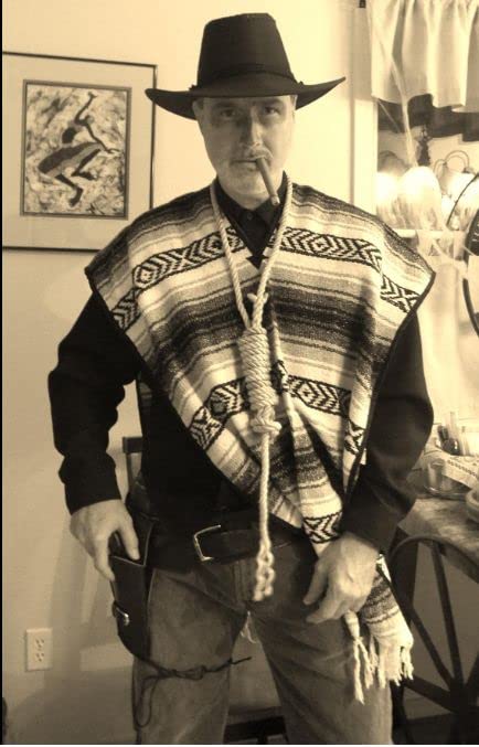 Del Mex poncho porté lors d'une fête illustrant polyvalence et style