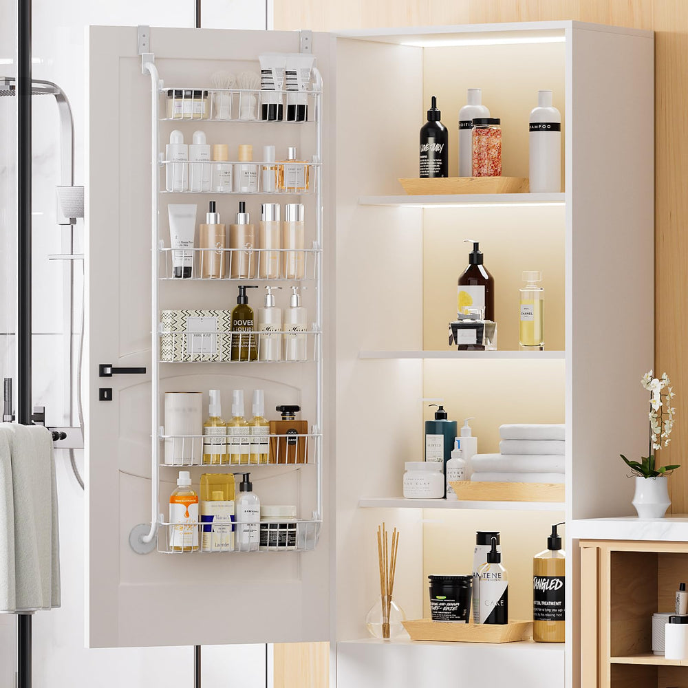 Delamu paniers remplis de conserves et bocaux, rangement ordonné