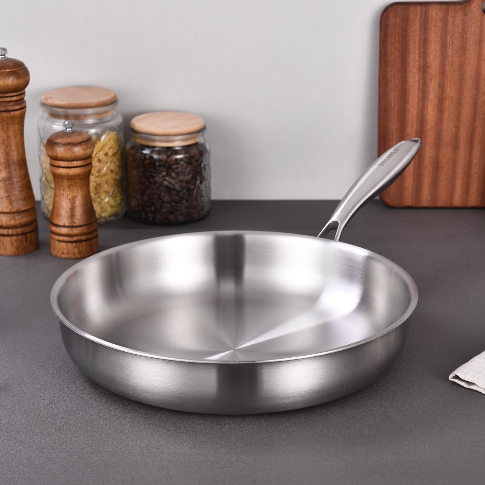 DELARLO scène lifestyle en cuisine montrant ensemble utilisé au quotidien