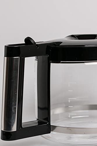 DeLonghi verseuse à côté d'une tasse pour comparaison d'échelle pratique
