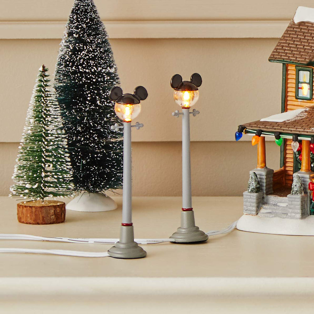 Department 56 lampadaire Mickey gros plan profil révélant sculpture et peinture soignée