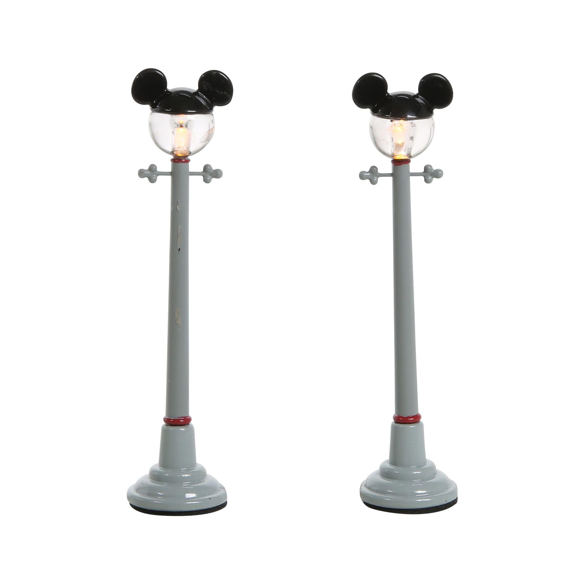 Department 56 lampadaire Mickey posé à côté d'une figurine pour comparer la taille